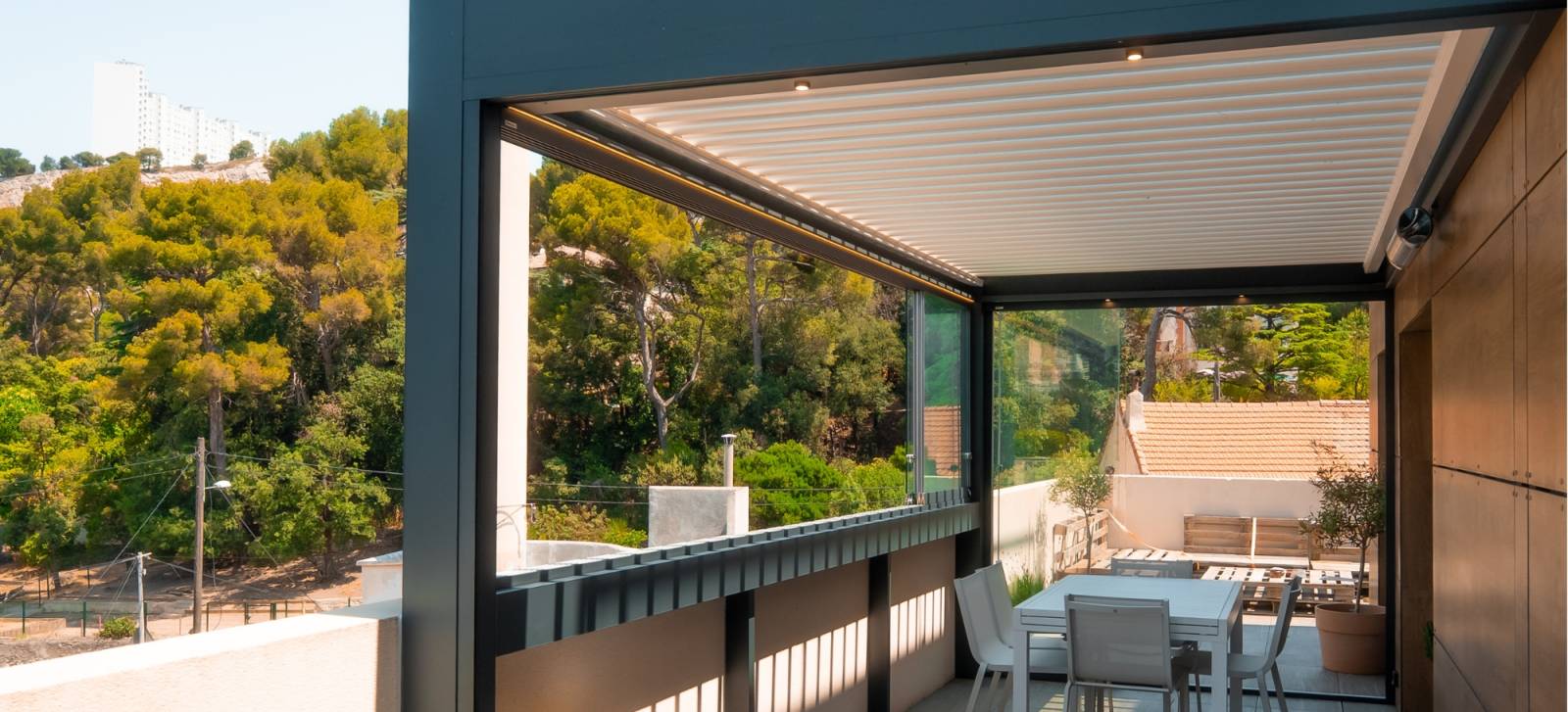 pergola fermée par rideaux de verre lyon