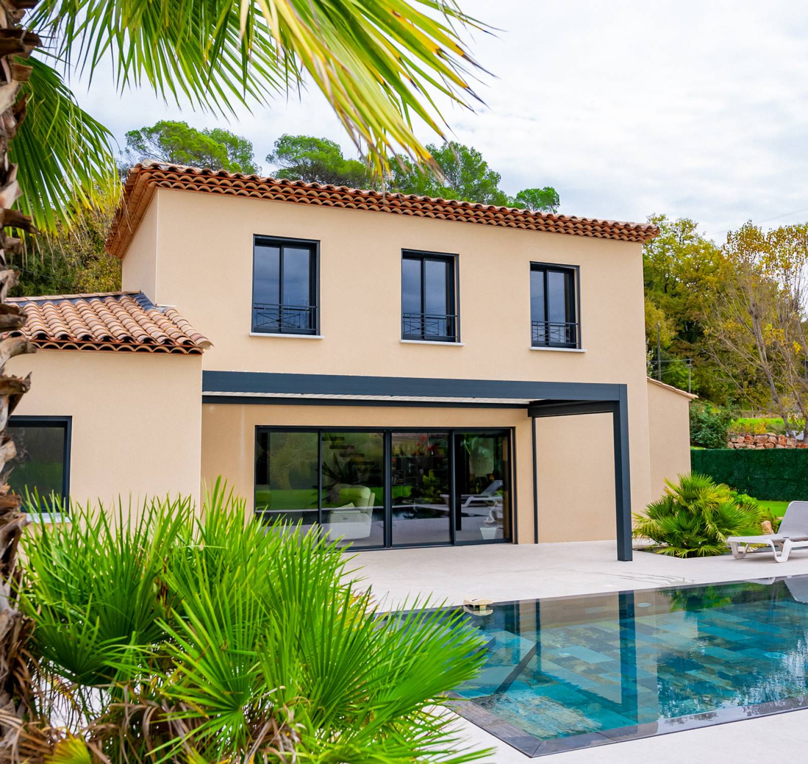 Faut-il un permis de construire pour installer une pergola bioclimatique à Lyon ?