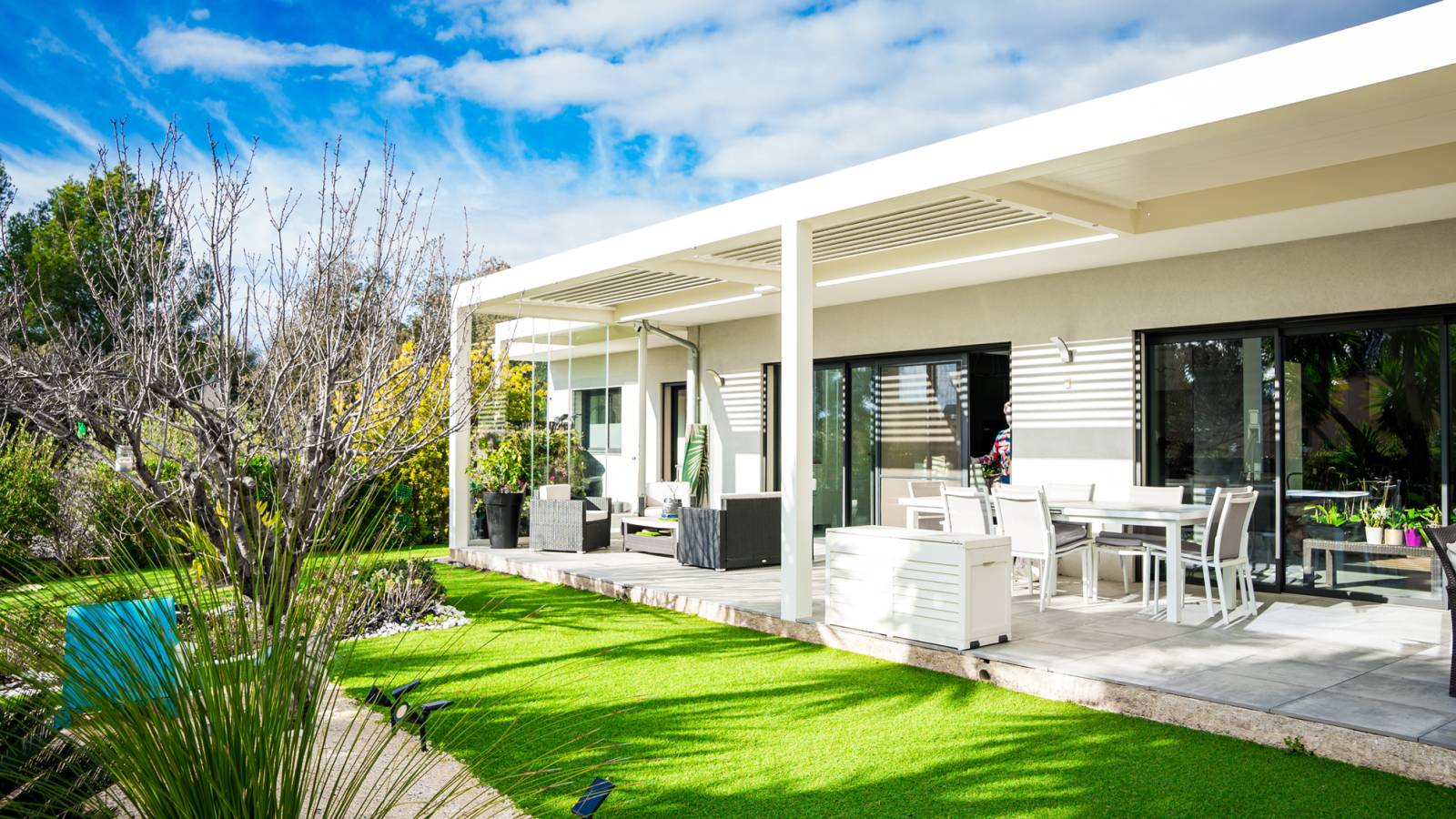 Installation d'une pergola bioclimatique en aluminium adossée sur la façade d'une maison pour se protéger des intempéries à Lyon