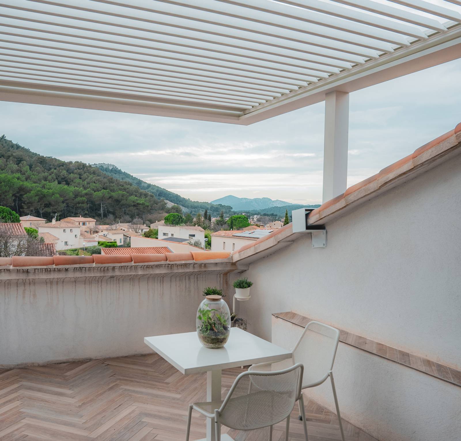 Réparation de pergola bioclimatique 3 x 3 m terrasses urbaines à Lyon