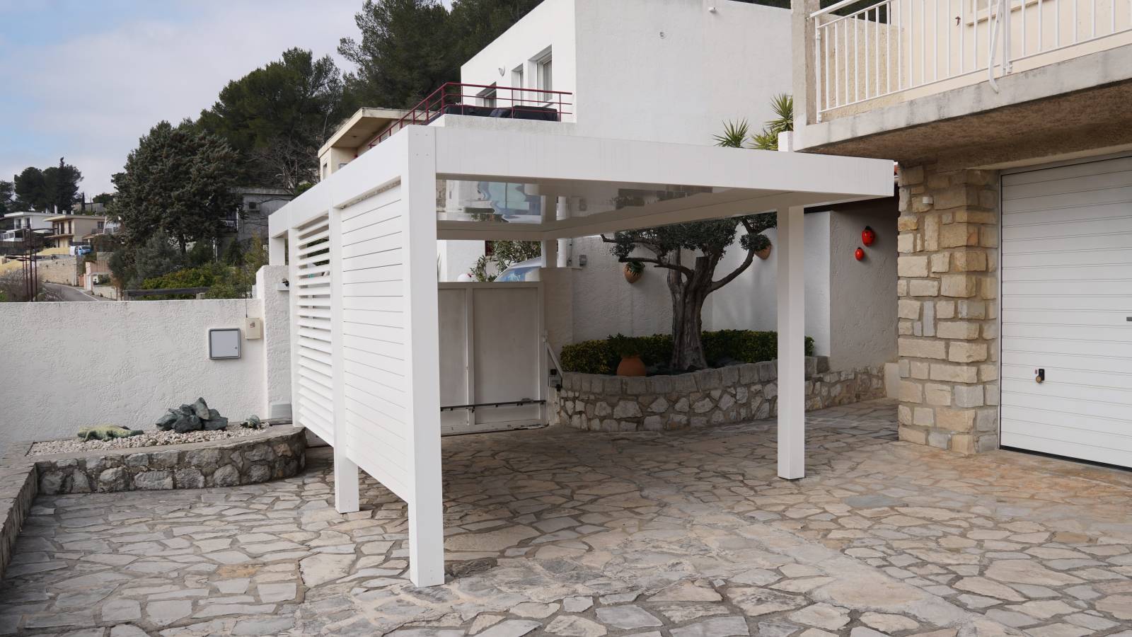 Vous voulez fermer votre abri de voiture ? Nous vous proposons nos solutions de fermetures pour votre abri de voiture à Écully