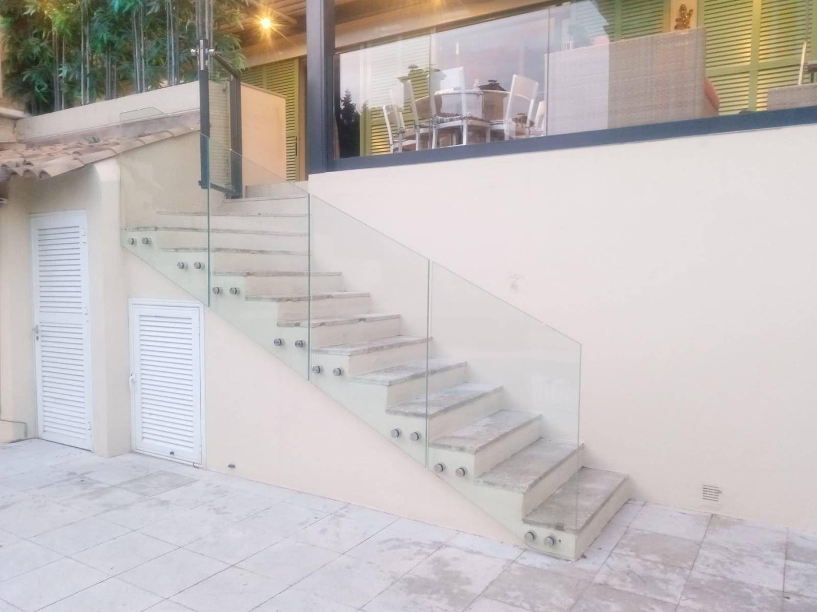 Un garde corps en verre avec une fixation à l'anglaise en aluminium pour vos escalier d'extérieur à Lyon.