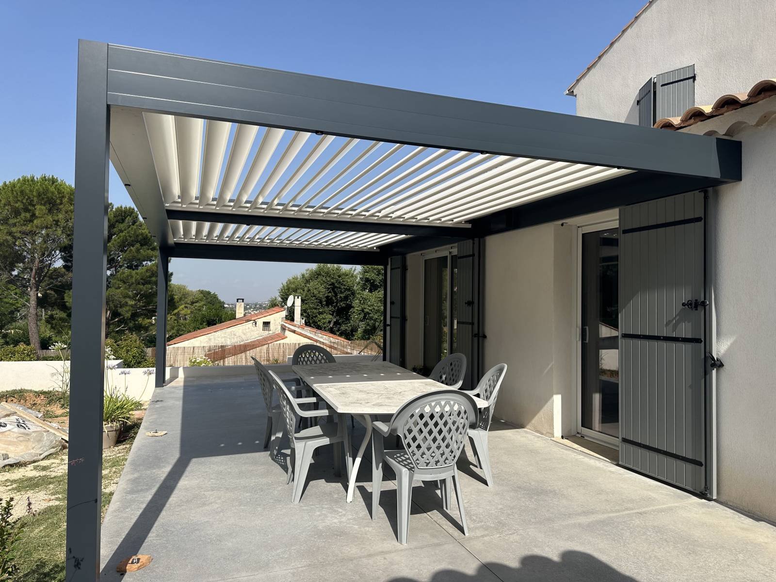 Comment entretenir une pergola bioclimatique en aluminium à Lyon ? Nos conseils et pratiques