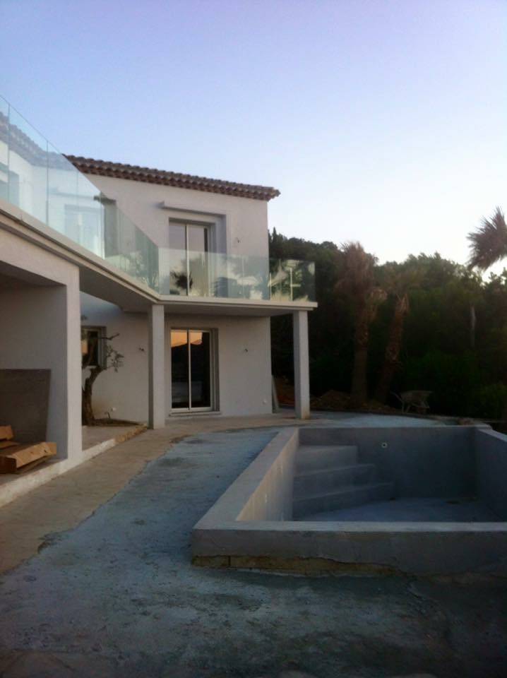 Choisissez la pose de garde-corps idéale pour votre terrasse de maison, alliant sécurité, esthétique et durabilité à Écully.