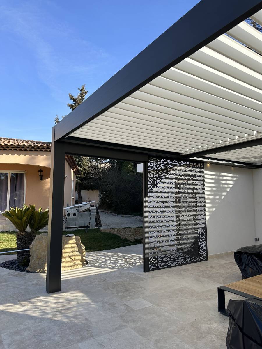 Les claustras décoratives de ma pergola bioclimatique en aluminium peuvent-elles être personnalisées pour correspondre au style de ma maison à Lyon ?
