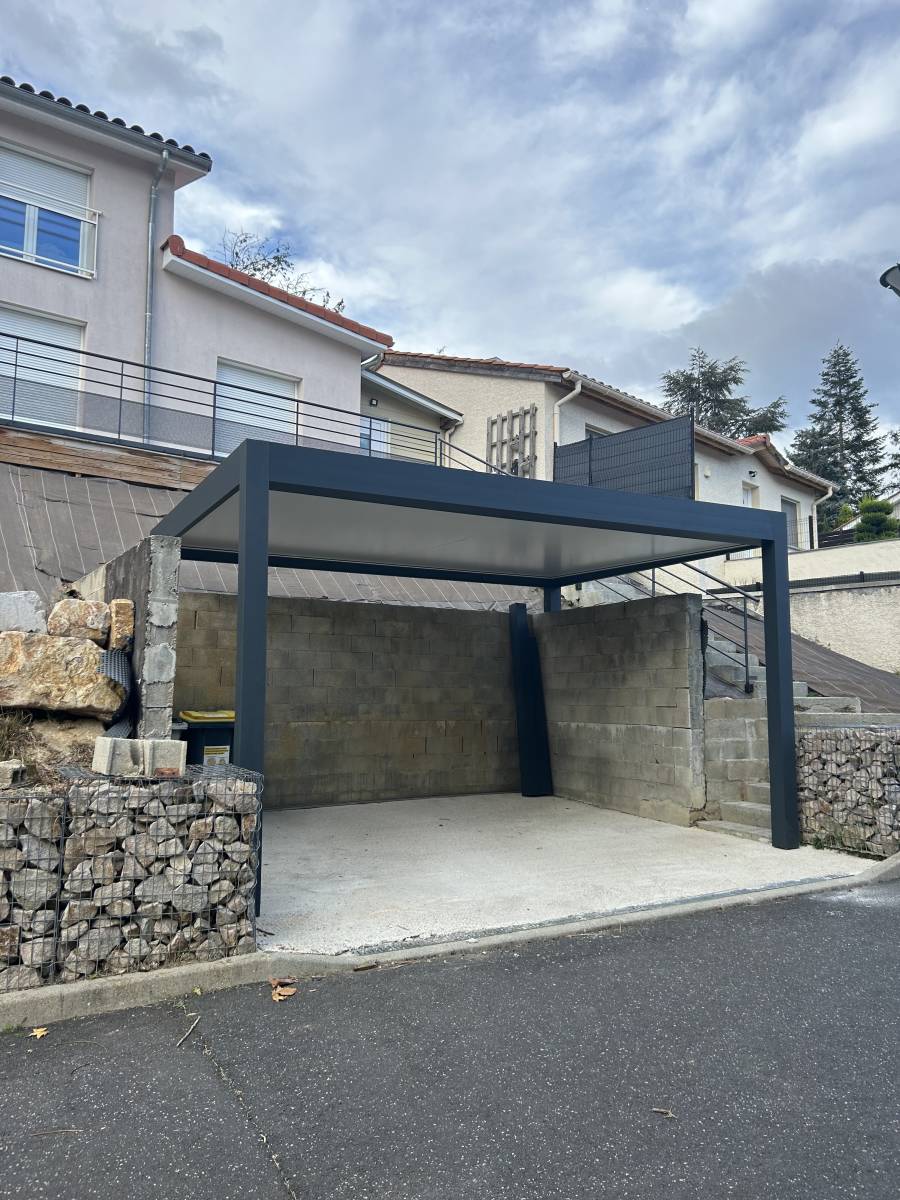 Chez Cauchi Design Lyon, nous adaptons votre carport à toutes les situations.