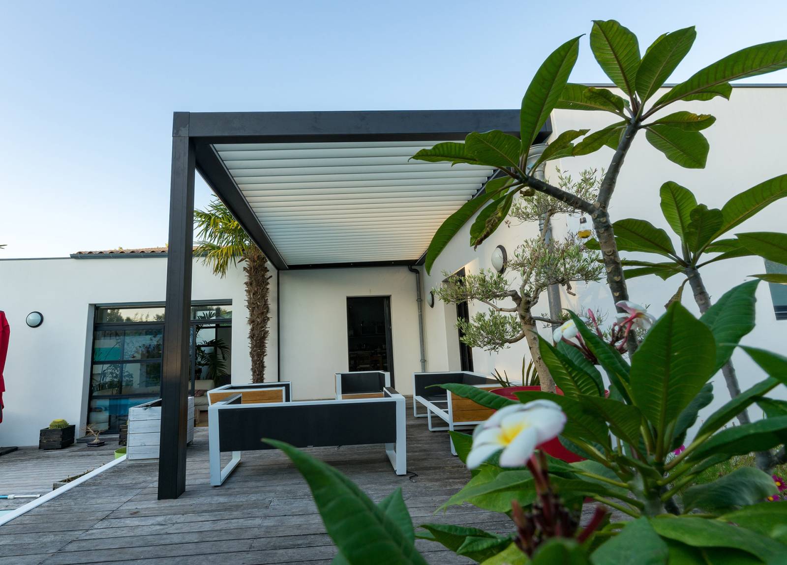 Installation de pergola bioclimatique 7x4 en aluminium gris anthracite ou blanc près de Lyon