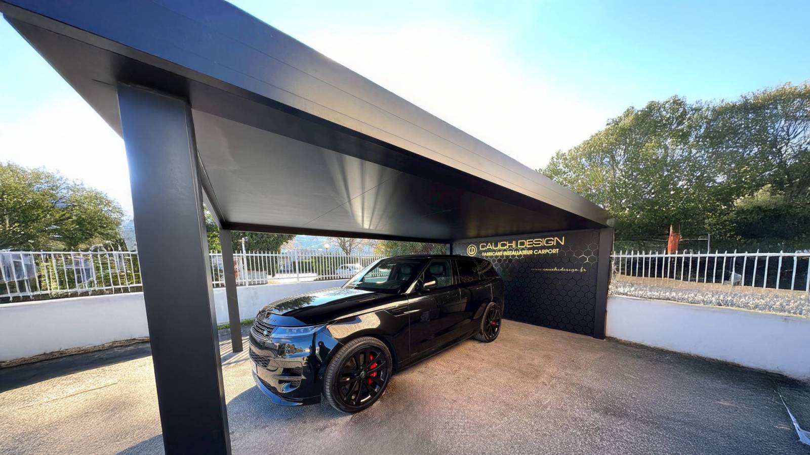 Carport en aluminium ou garage maçonné : quel choix est le plus économique à long terme à Lyon ?