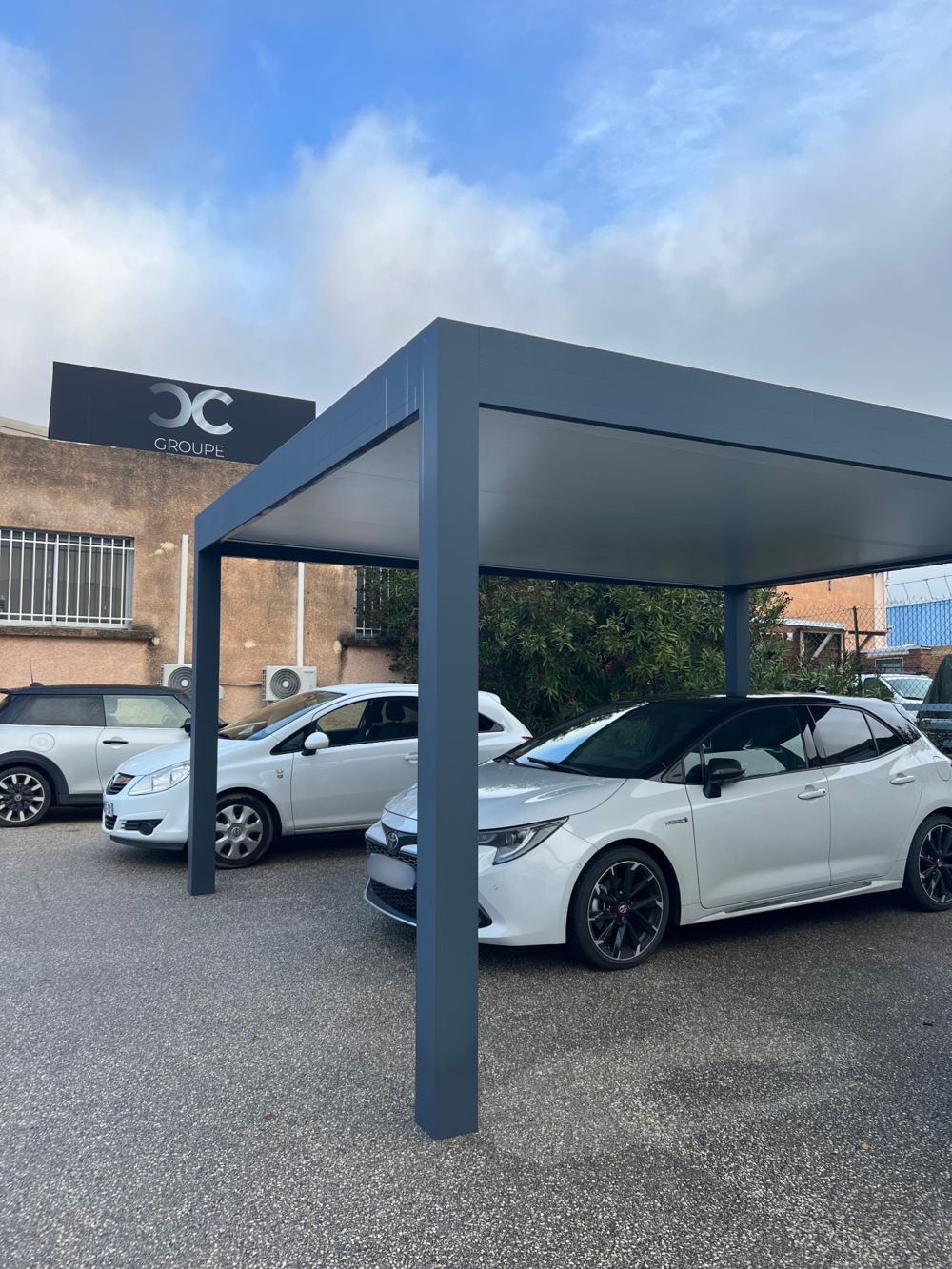 Abri de voiture  innovant et esthétique à Lyon pour les professionnels