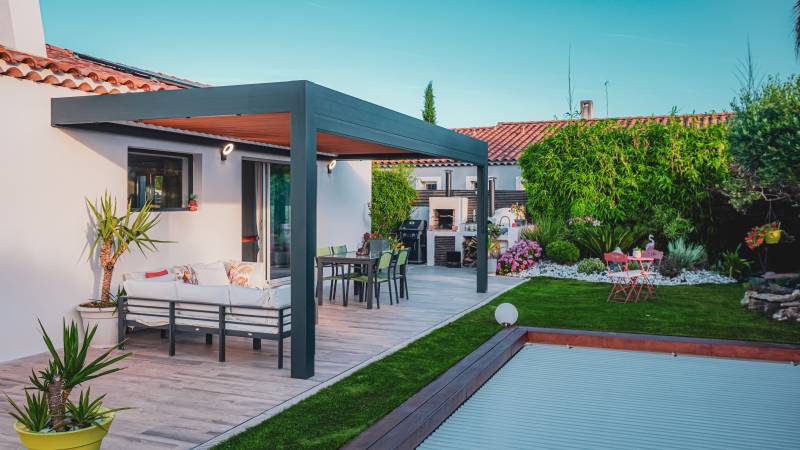 Comment faire pour couvrir une terrasse ? Cauchi Design vous présente sa pergola bioclimatique en aluminium à lames orientables à Lyon