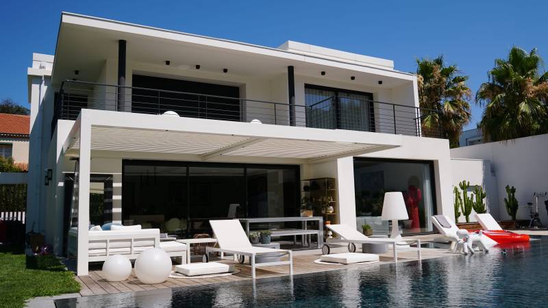 Une pergola bioclimatique en aluminium adossée ou auto-portante sur 4 poteaux dans le 69 ?