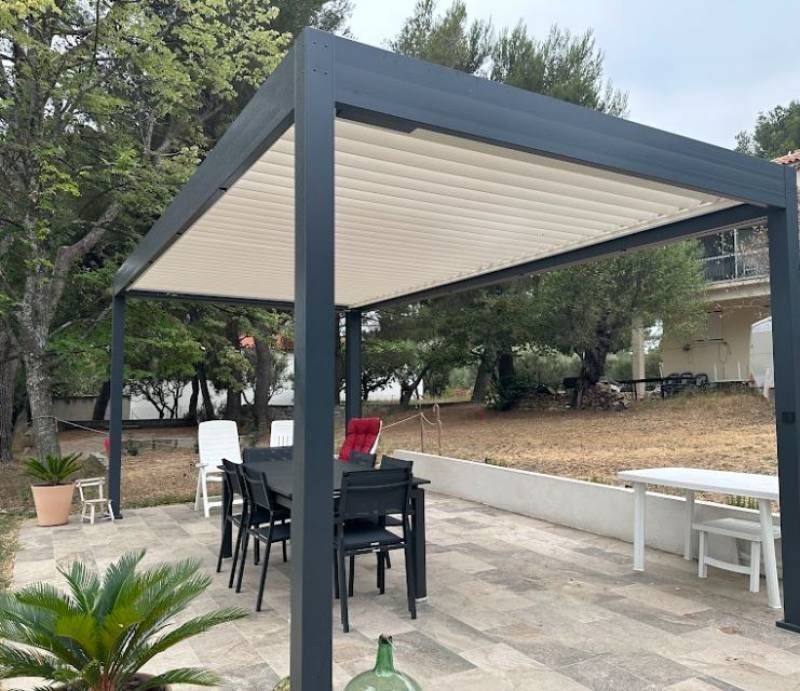 Quelle est la durée de vie d'une Pergola Bioclimatique à lames orientables motorisée chez Cauchi Design Lyon ?