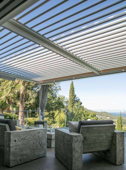 Quelle orientation pour les lames de ma pergola bioclimatique sur la terrasse de ma maison proche de Vénissieux ?