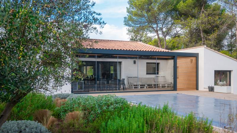 Installation de pergolas bioclimatiques à Lyon : Une solution durable et design