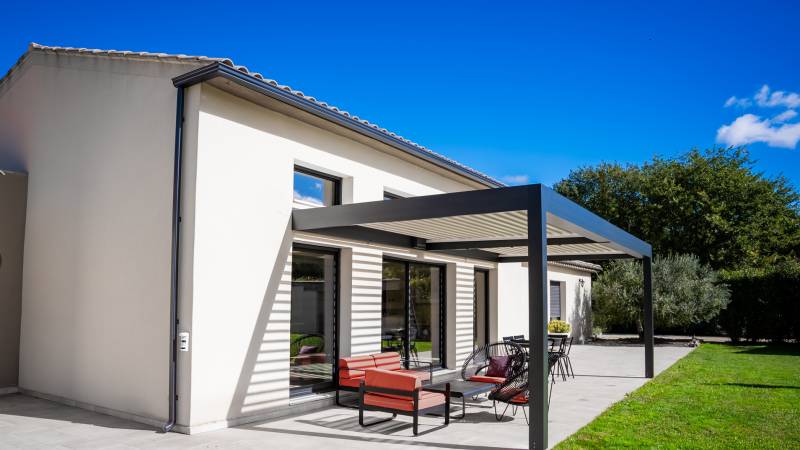 Combien coûte une pergola bioclimatique en aluminium sur-mesure à Lyon ?