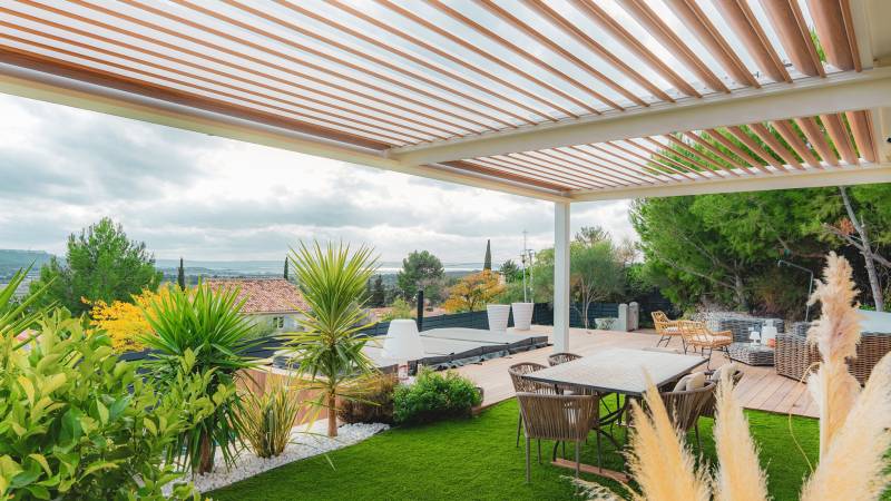 Entretien et nettoyage pergola bioclimatique 6 x 4 m pour grande terrasse à Belleville-en-Beaujolais