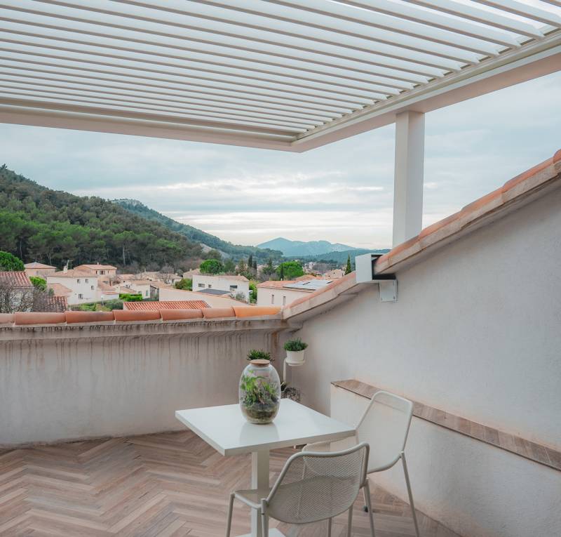 Réparation de pergola bioclimatique 3 x 3 m terrasses urbaines à Lyon