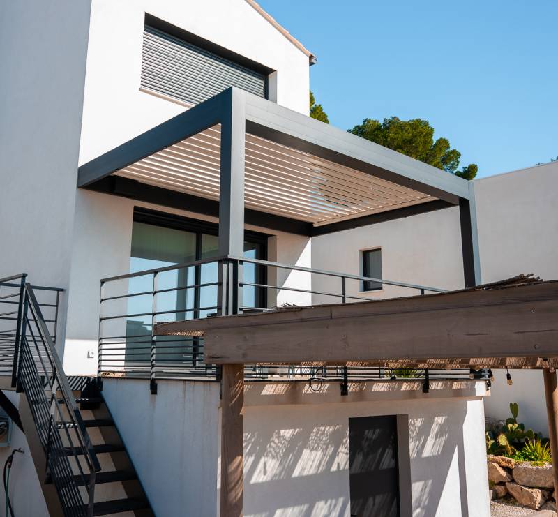 Pose de pergola bioclimatique à Lyon totalement étanche en cas de pluie