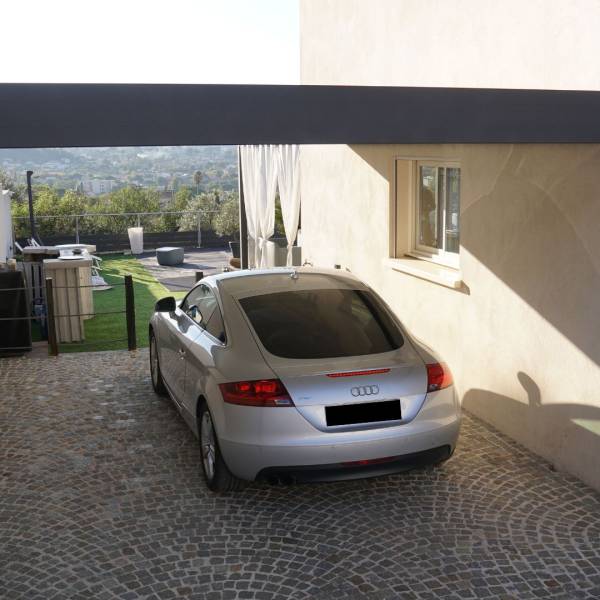 Quels sont les avantages d'un abri de voiture en aluminium par rapport à un garage traditionnel à Lyon ?