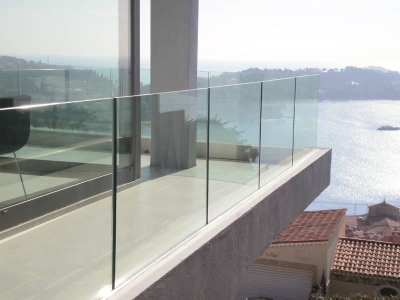 Quel est le prix moyen pour des garde-corps en verre pour la terrasse de ma maison à Lyon dans le département du Rhône ?