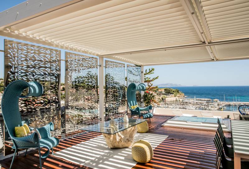 Quels sont les avantages des claustras décoratives pour une pergola bioclimatique installée à Écully ?