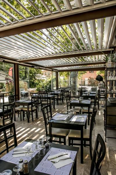 Agrandir la terrasse de son commerce ou de son restaurant grâce à une pergola bioclimatique en aluminium à Lyon