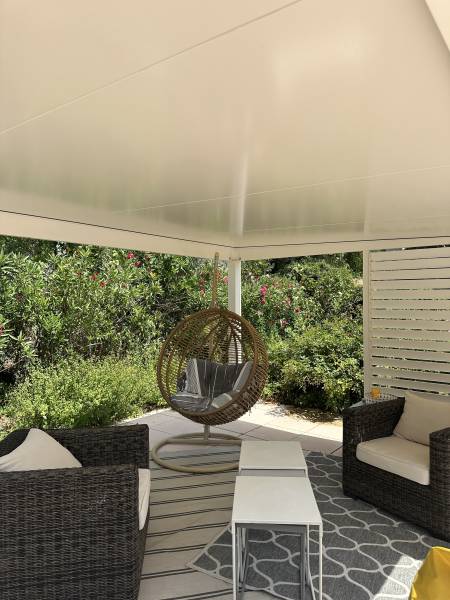 Pool house en aluminium ou en bois ? 