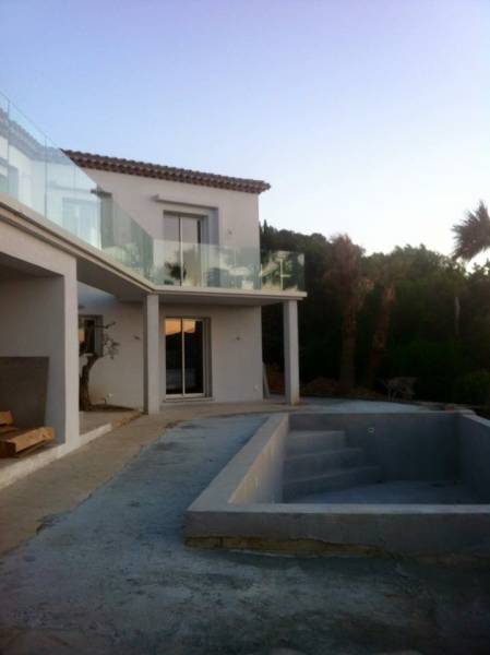 Choisissez la pose de garde-corps idéale pour votre terrasse de maison, alliant sécurité, esthétique et durabilité à Écully.