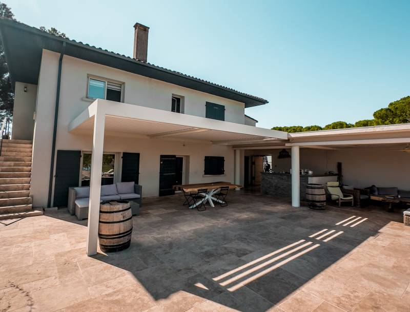 Pergolas Bioclimatiques Sur Mesure à Lyon : Conception, Fabrication et Installation