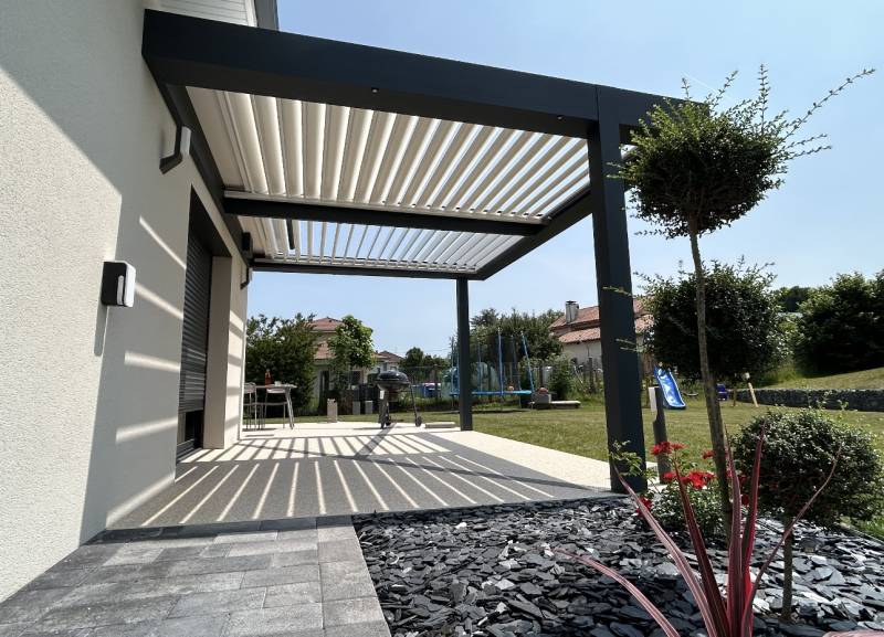 Pergola bioclimatique 6x6 à Lyon : un projet technique et sur-mesure