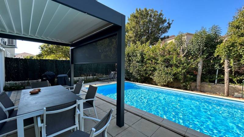 Peut-on ajouter des stores sur une pergola bioclimatique déjà installée depuis quelques années chez Cauchi Design à Lyon ?