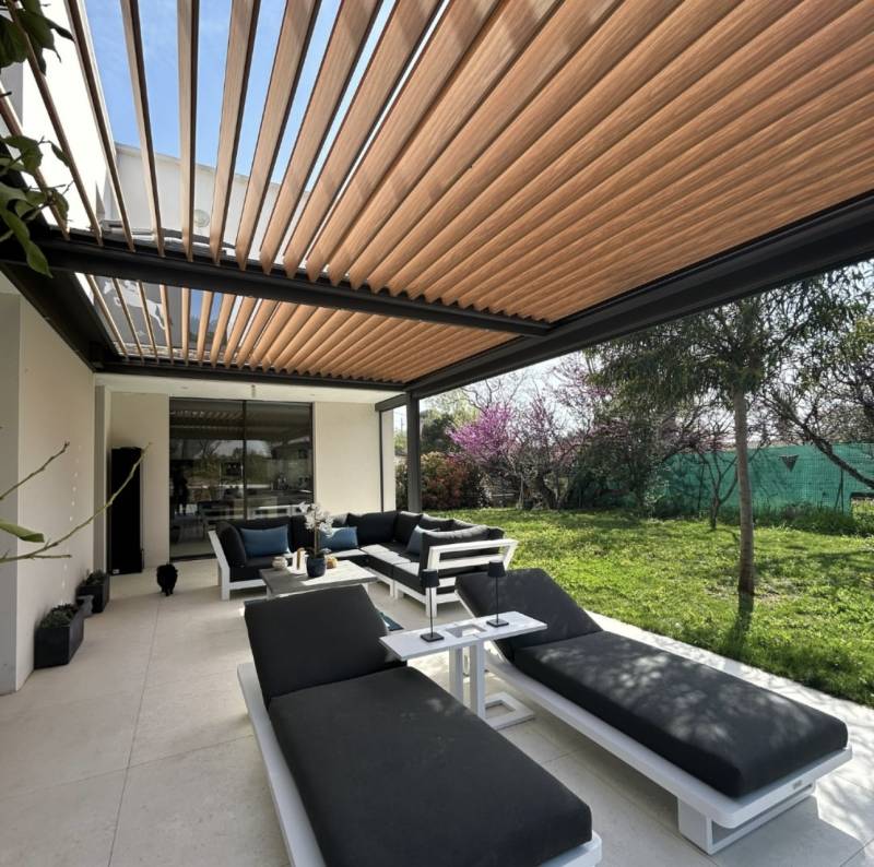 Choisir entre pergola bioclimatique et pergola traditionneé pour abriter votre extérieur ?