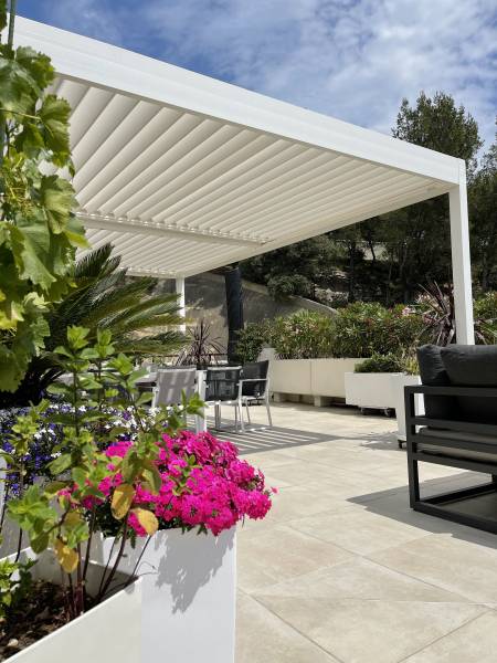 pergola bioclimatique blanche
