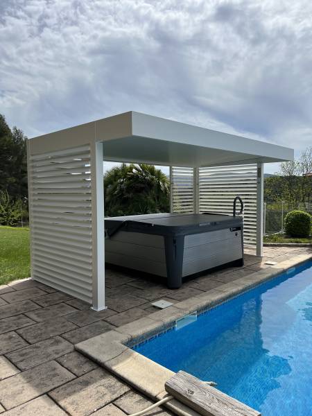 Installation d'un poolhouse en aluminium Cauchi Design près de votre piscine dans le 69