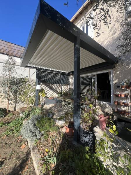 Les poteaux de ma pergola bioclimatique doivent-ils obligatoirement être placés dans les angles pour assurer la stabilité à Chassieu ?