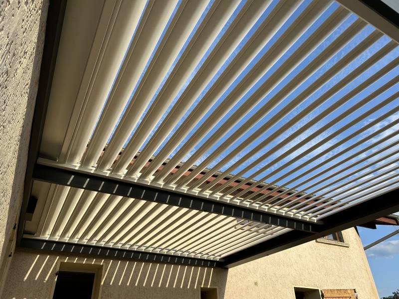 Embellissez votre extérieur grâce aux pergolas bioclimatiques à lames orientables à Saint-Étienne