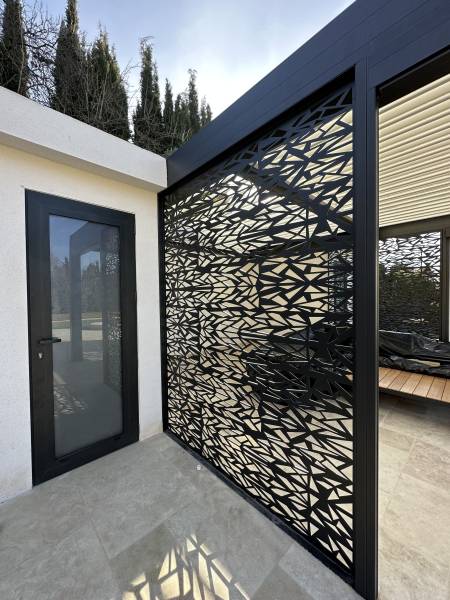 Personnalisez votre pergola bioclimatique en choisissant parmi une variété d'options, en fonction de vos envies dans le département du Rhône.