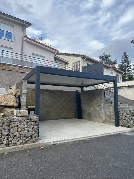 Chez Cauchi Design Lyon, nous adaptons votre carport à toutes les situations.