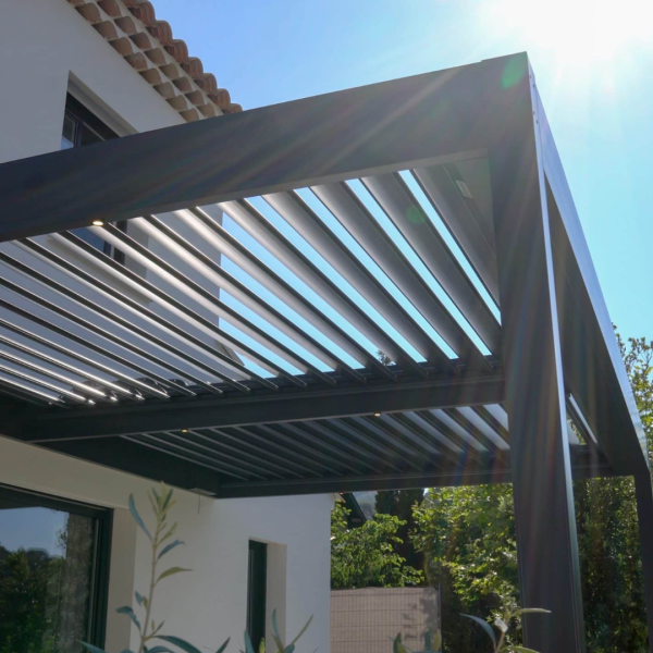Comment se déroule l’installation d'une pergola bioclimatique  en aluminium à lames orientables à Lyon ?