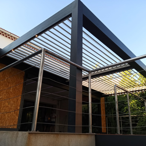 Quels sont les avantages d’une pergola bioclimatique en aluminium à lames orientables pour votre maison à Lyon ?