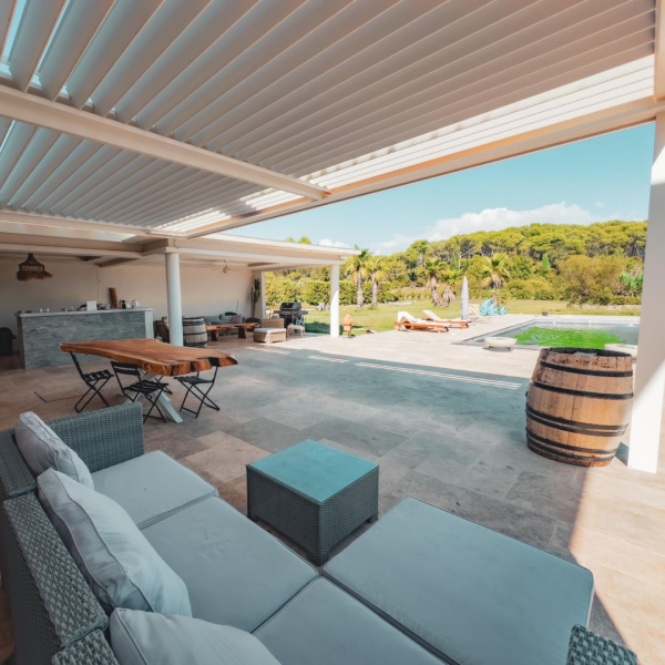 Comment la pergola bioclimatique  régule-t-elle la température et la lumière ?Cauchi Design Lyon vous explique.