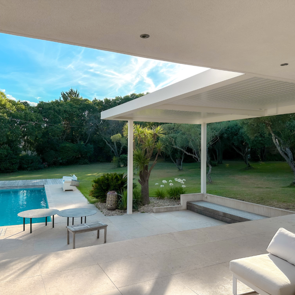 Installation d'une pergola bioclimatique en aluminium à lames orientables à Lyon