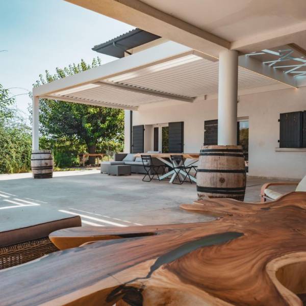 pergola bioclimatique blanche maison