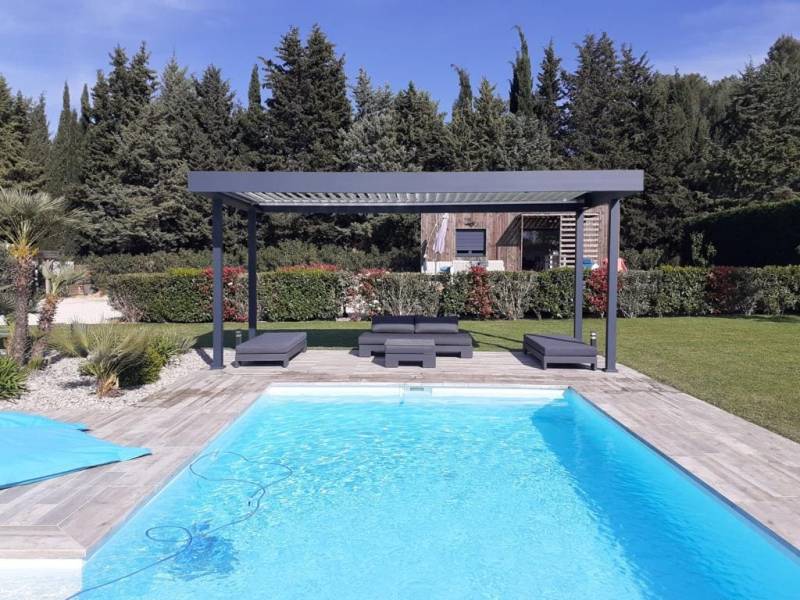 Quels sont les avantages d'installer un pool house pour mon espace extérieur à Ecully ?