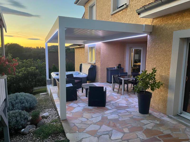pergola bioclimatique avec bandeaux LED