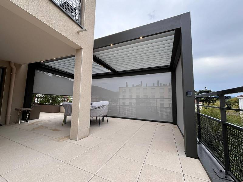 pergola bioclimatique avec stores lyon