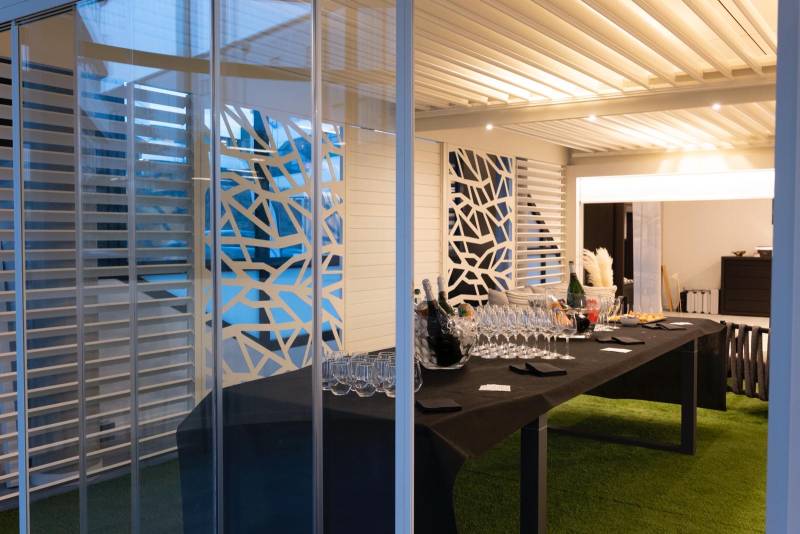 Découvrez notre solution pour compléter votre Pergola Bioclimatique : La claustra décorative