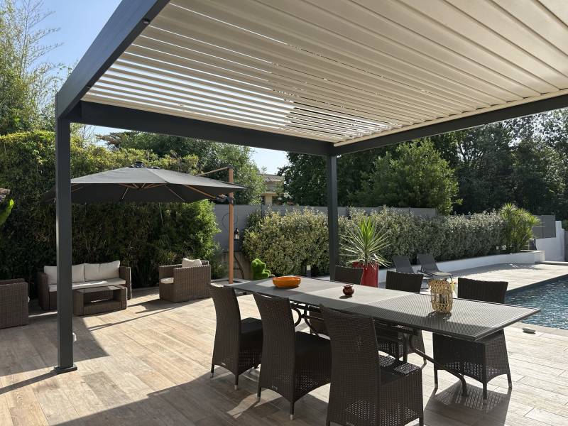 Les avantages de l'utilisation d'une pergola bioclimatique en aluminium dans ma villa à Villefranche-sur-Saône