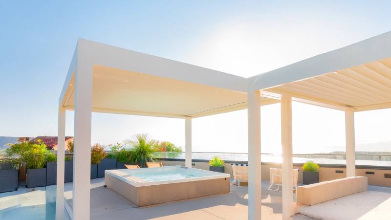 Pergola bioclimatique adossée ou autoportée : Quelle solution choisir pour votre maison à Lyon ?