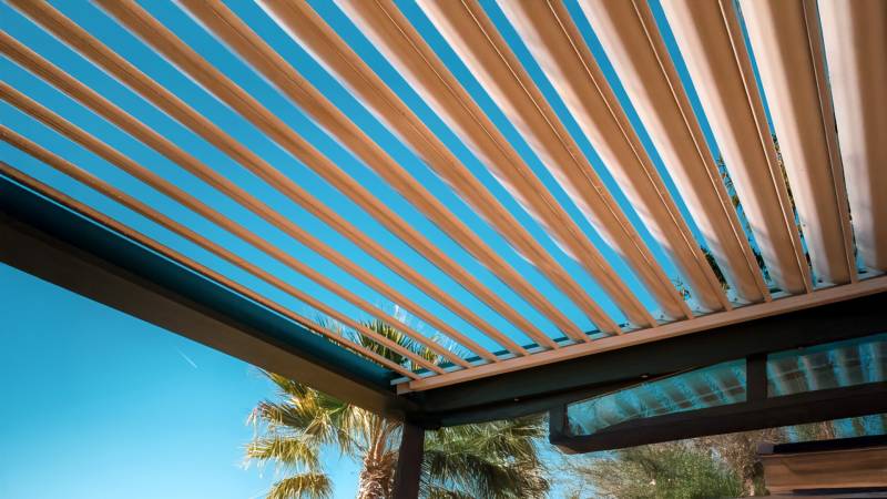 Comment entretenir les lames orientables d'une pergola bioclimatique à Lyon ?